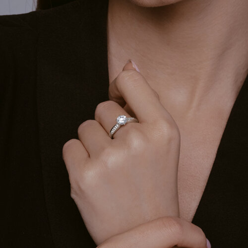 Серебряное кольцо 925 пробы с фианитом
